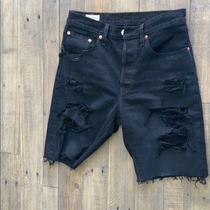 Levi’s mid thigh short